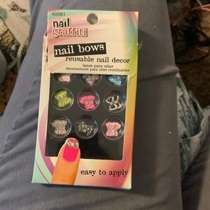 Nails bows